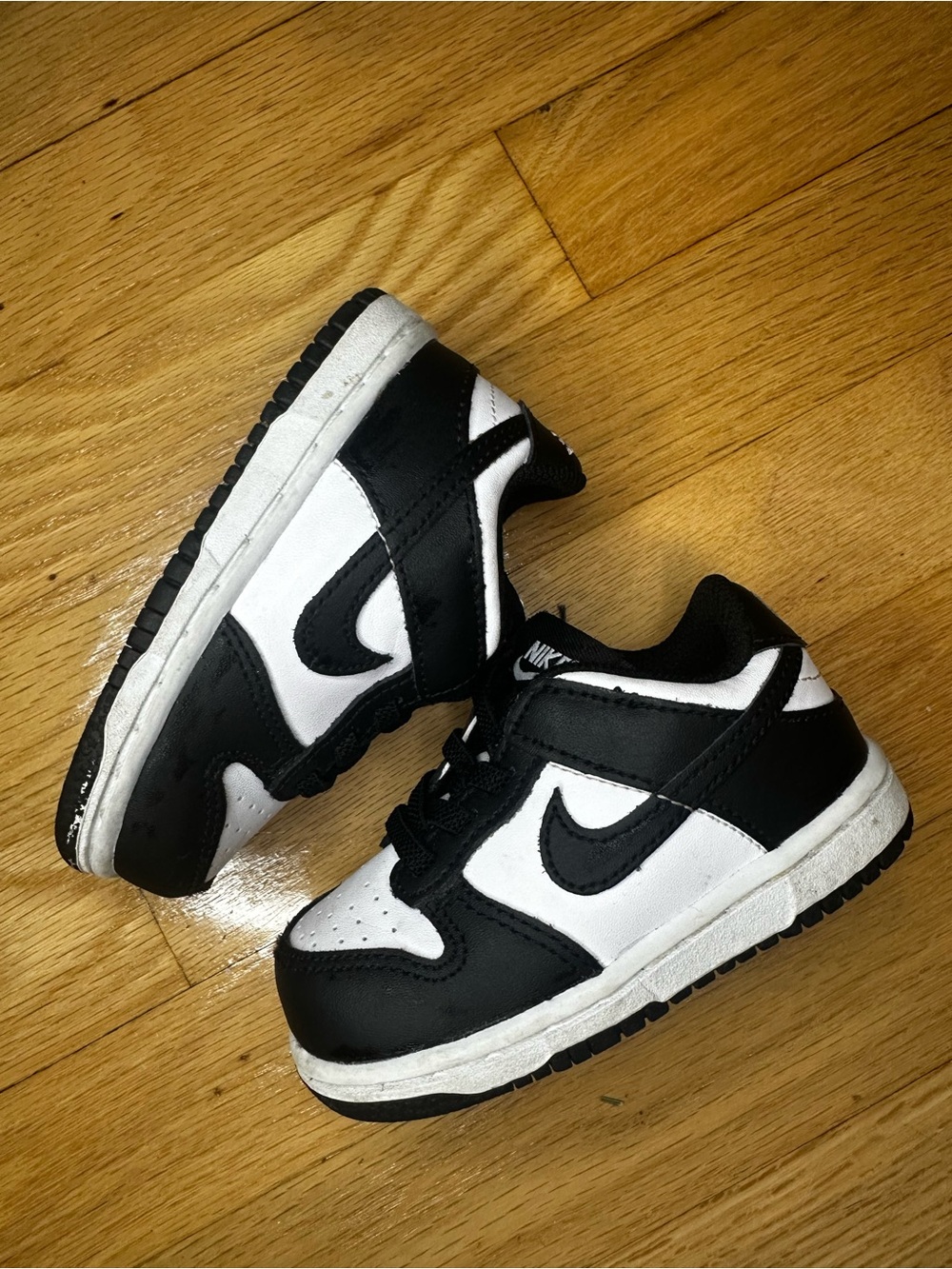 Nike Kids 6c  Black and White Low-Top Sneakers
